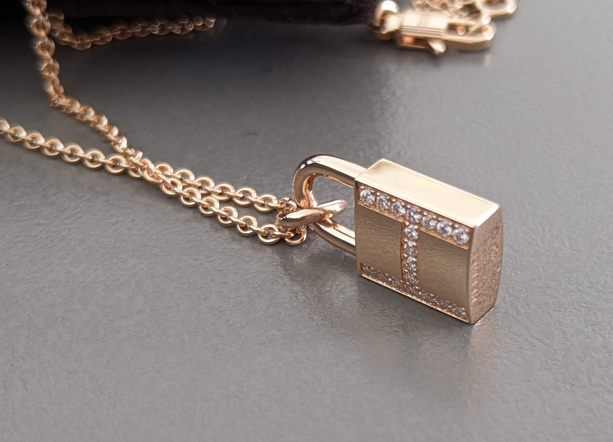 HERMES KELLY CADENAS Pink Gold and Damonds Pendant Necklace