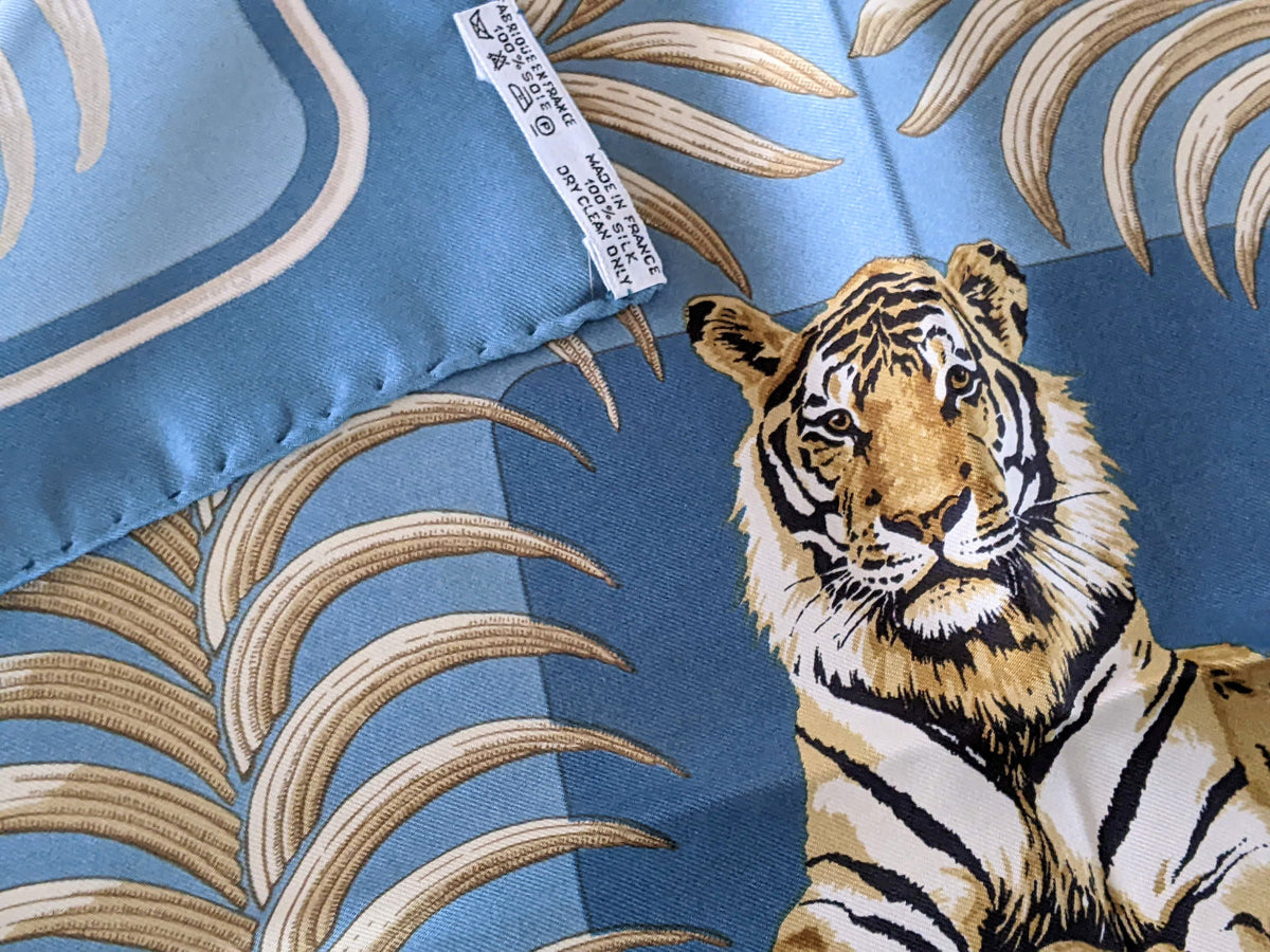 HERMES TIGRE ROYAL Blue/Gold Twill Gavroche 45 x 45 cm