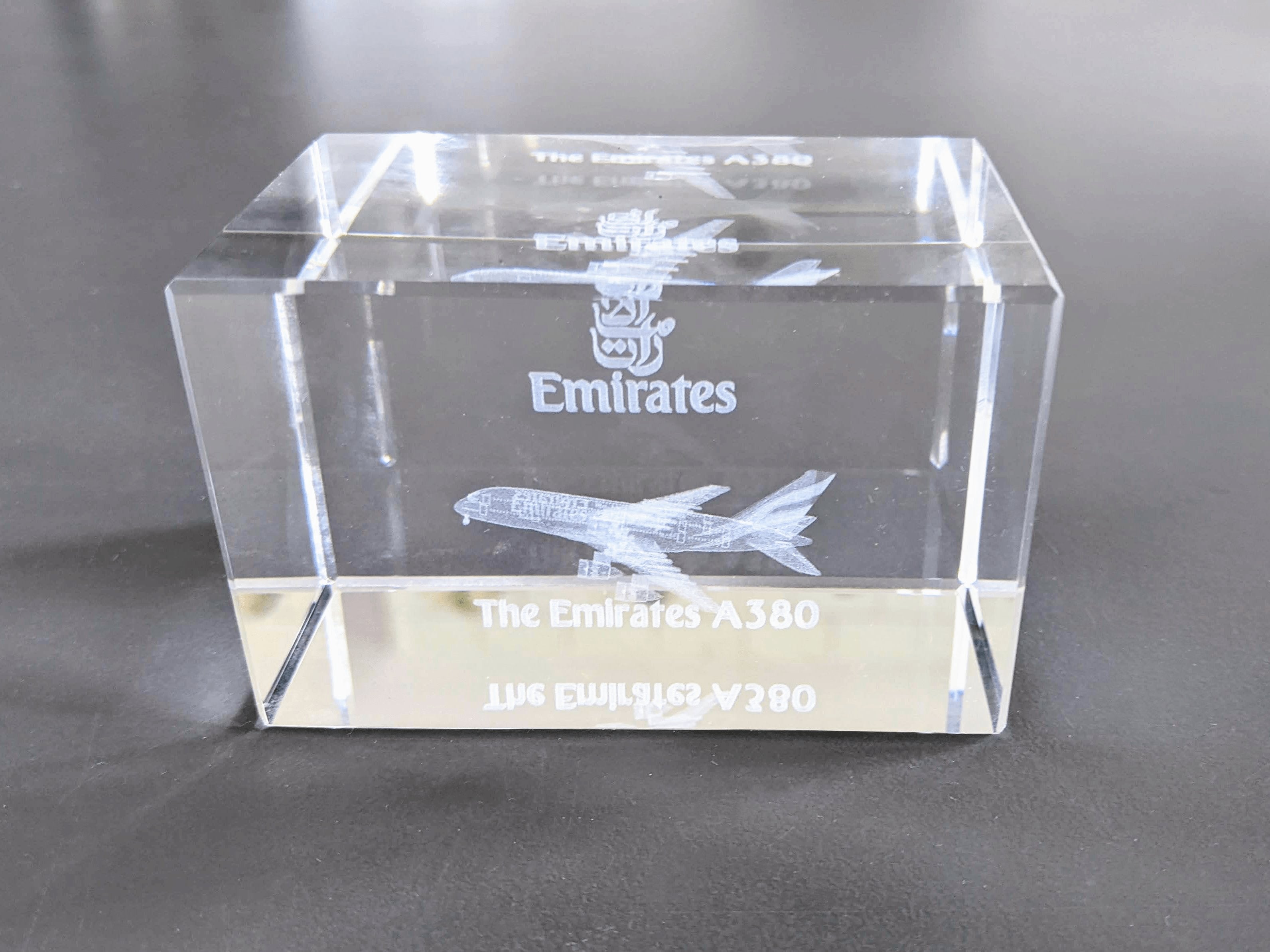 EMIRATES First Class VIP Crystal Paperweight - Presse Papier Cristal, New in Box!