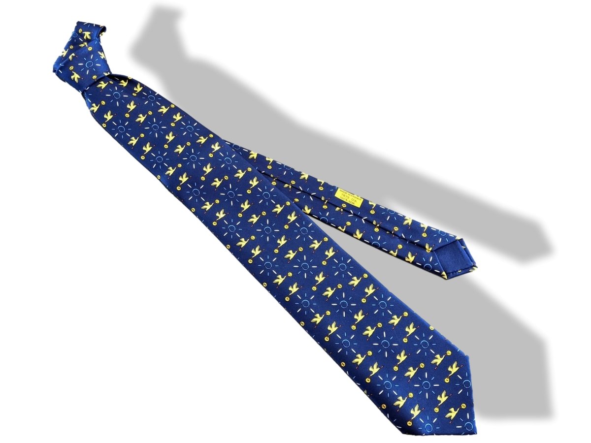 Hermes Navy Limited Special Issued for Invesco STORK BRINGING YOU MONEY Print Twill Silk Tie 9,5 cm, New in Box! - poupishop