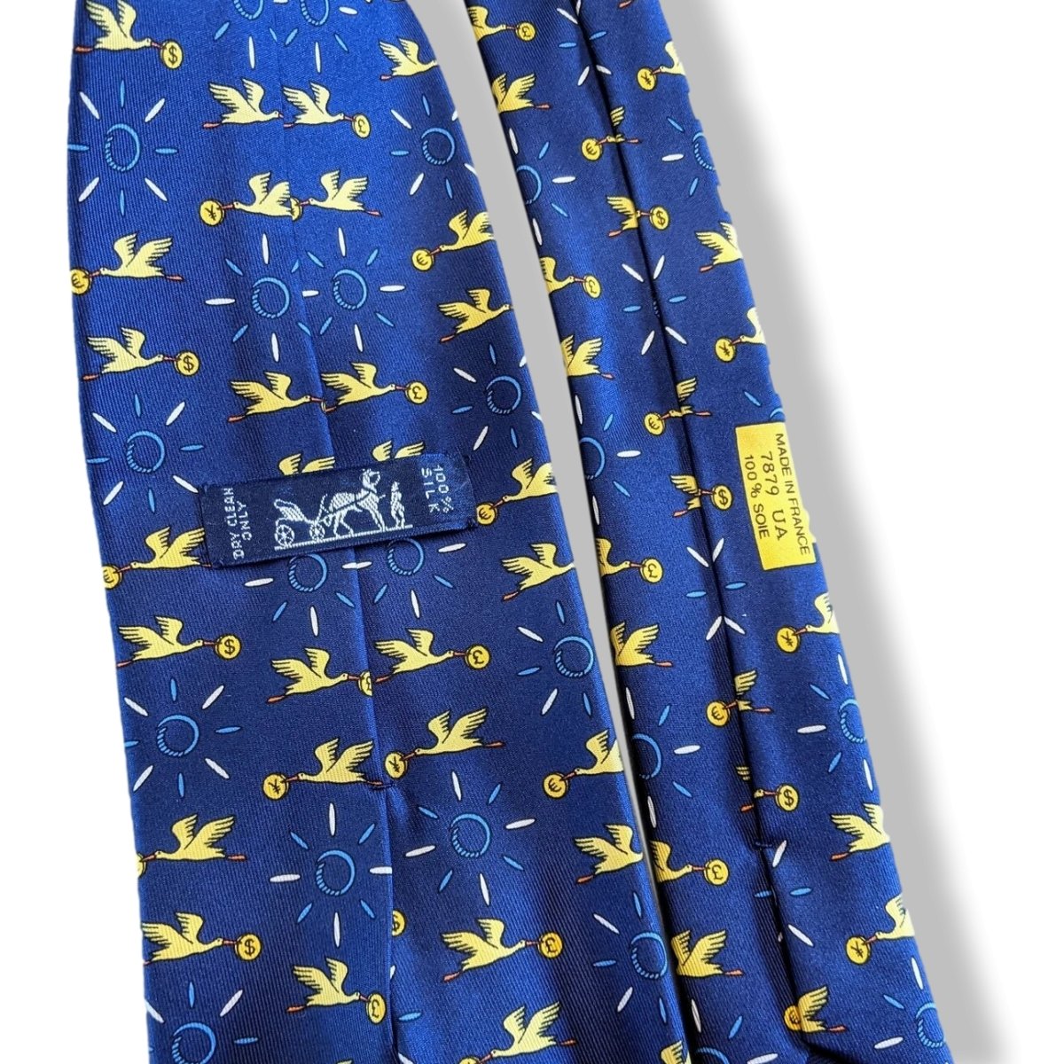 Hermes Navy Limited Special Issued for Invesco STORK BRINGING YOU MONEY Print Twill Silk Tie 9,5 cm, New in Box! - poupishop