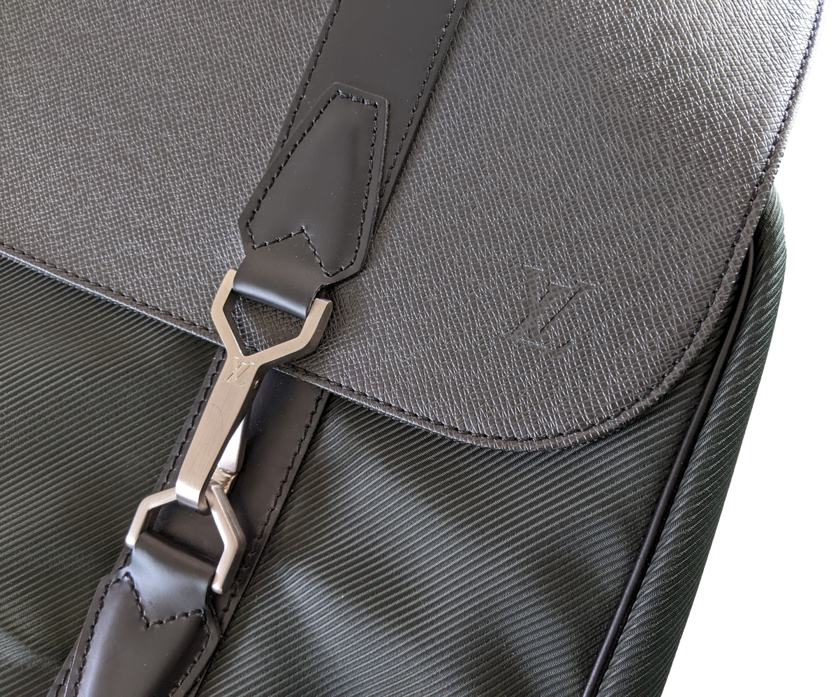 Louis Vuitton Noir/Vert Taiga Leather Brushed Metal " Portable Gibeciere " Garment Travel Bag GM