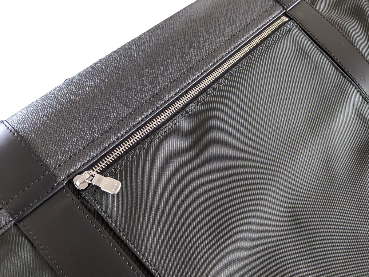 Louis Vuitton Noir/Vert Taiga Leather Brushed Metal " Portable Gibeciere " Garment Travel Bag GM