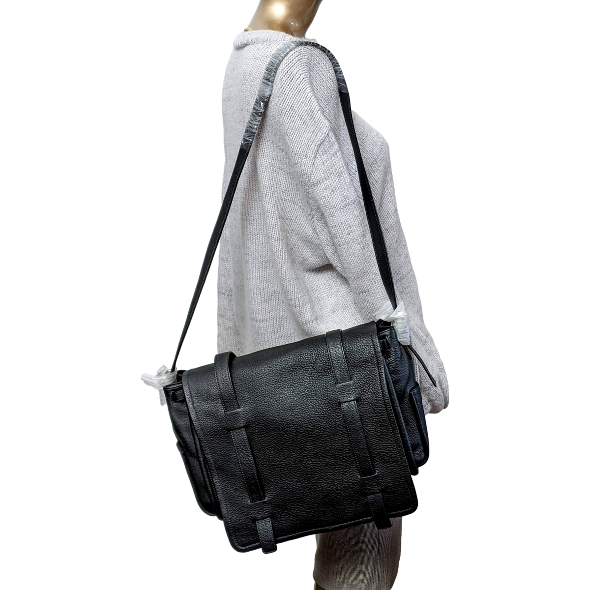 Produits Van Astyn Noir Grained Calfskin Courrier Messenger Bag GM 38 cm,
