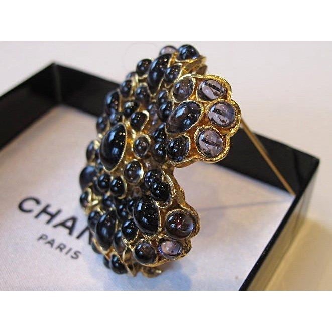 Chanel 1980s Purple Camelia Poured Glass Gripoix Cabochon Brooch - poupishop