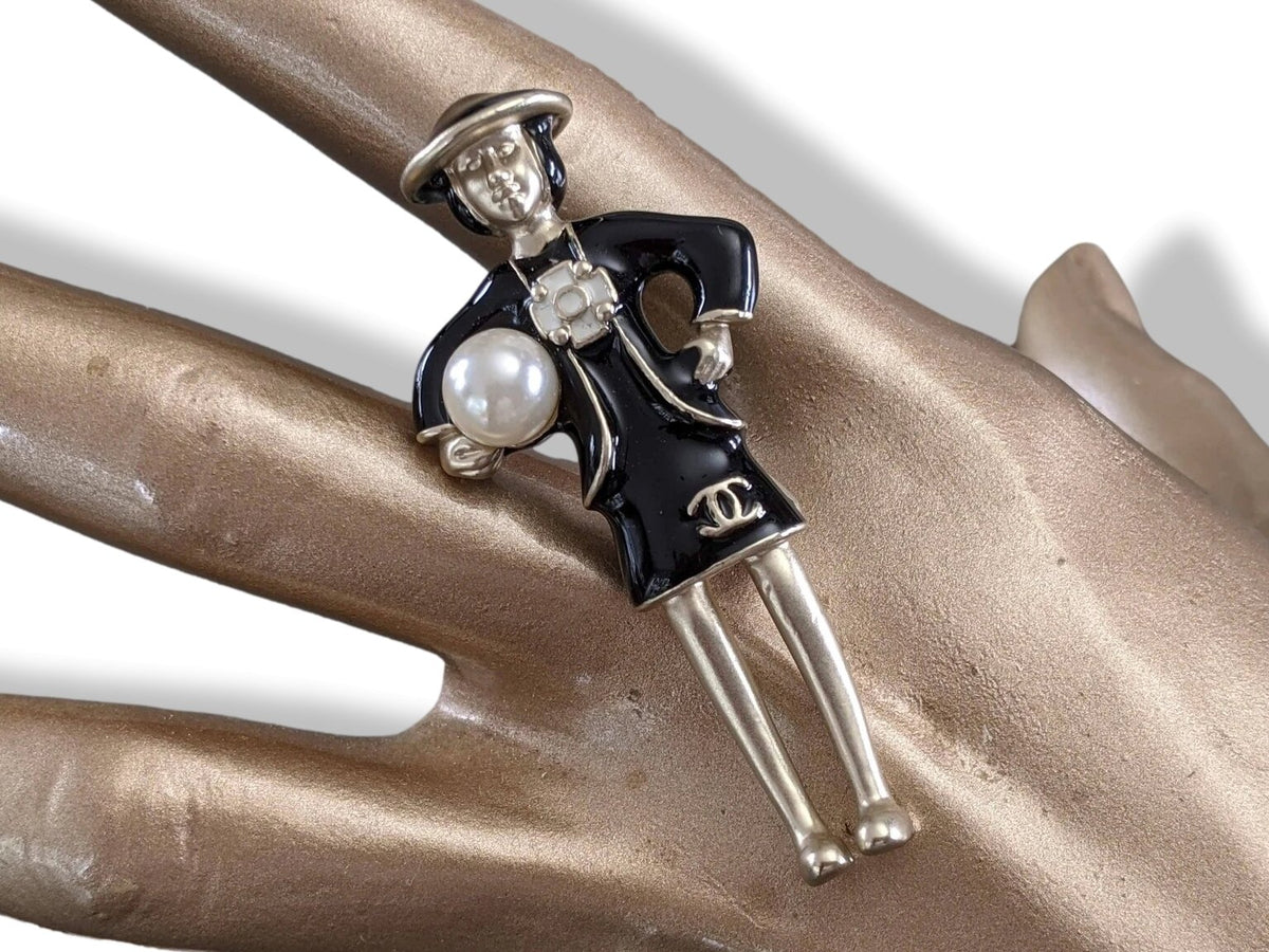 Chanel 2016 Black/Permabrass Enamelled CoCo Brooch Vip, New! - poupishop