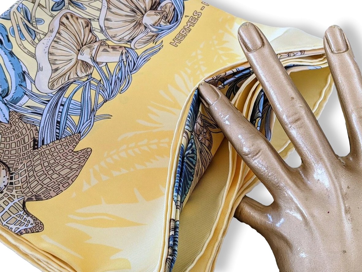 Hermes 1998 Jaune/Bleu/Jaune Pâle L'ILE DESERTE by Annie Faivre Twill Carre 90, Mint!