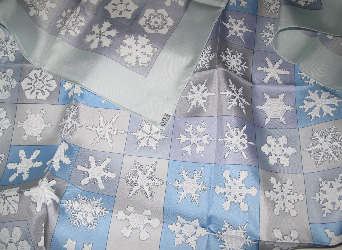 Hermes 1999 Aqua/Acier/Lavande FEUX DE L' HIVER by Christiane Vauzelles Blanc Matte Overlay Crispy Twill 90, New! - poupishop