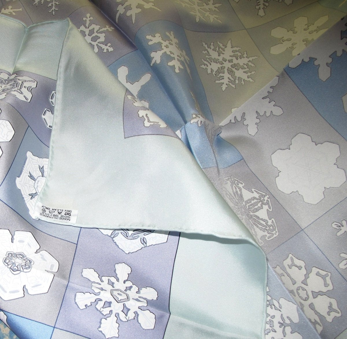 Hermes 1999 Aqua/Acier/Lavande FEUX DE L' HIVER by Christiane Vauzelles Blanc Matte Overlay Crispy Twill 90, New! - poupishop