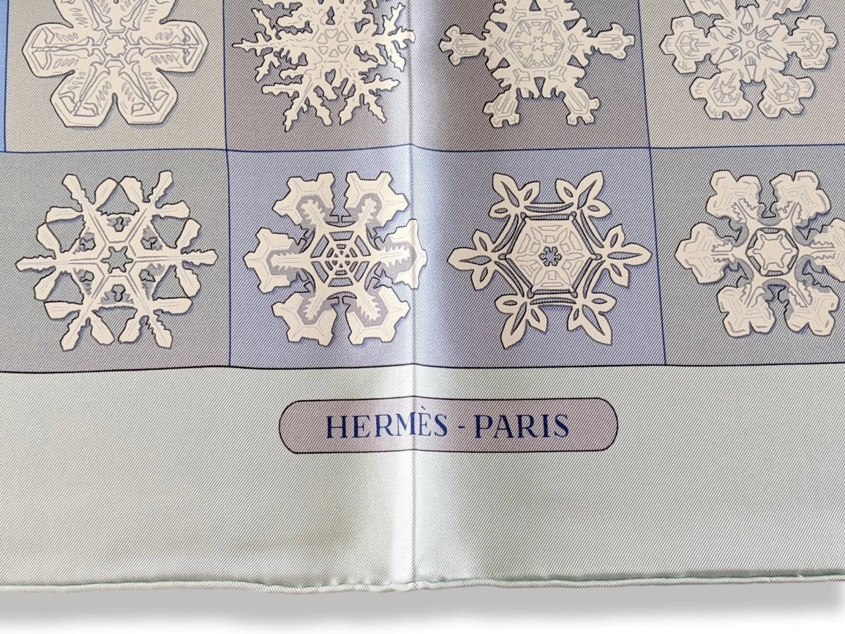 Hermes 1999 Aqua/Acier/Lavande FEUX DE L' HIVER by Christiane Vauzelles Blanc Matte Overlay Crispy Twill 90, New! - poupishop