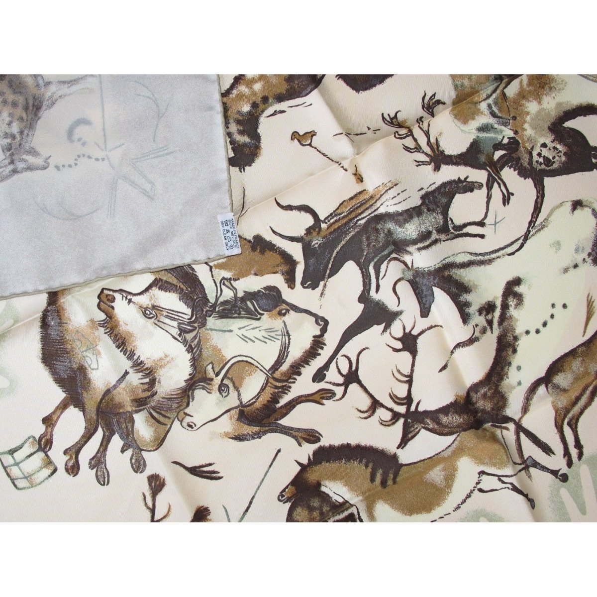 Hermes Premieres Mains by Zoe Pauwels Twill silk 90