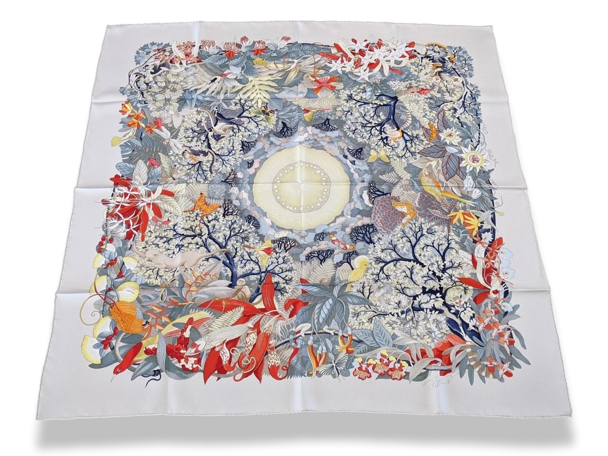 Hermes 2007 Col 15 Mastic/Gris Bleute/Rouge AU COEUR DE LA VIE by Aline Honore Twill 90 Scarf, Tags!