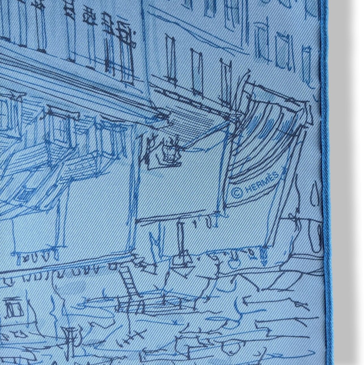 Hermes 2019 Bleu Azur/Bleu Jeans UN JARDIN SUR LE TOIT Gavroche Twill Carre 45 CM, BNEW!