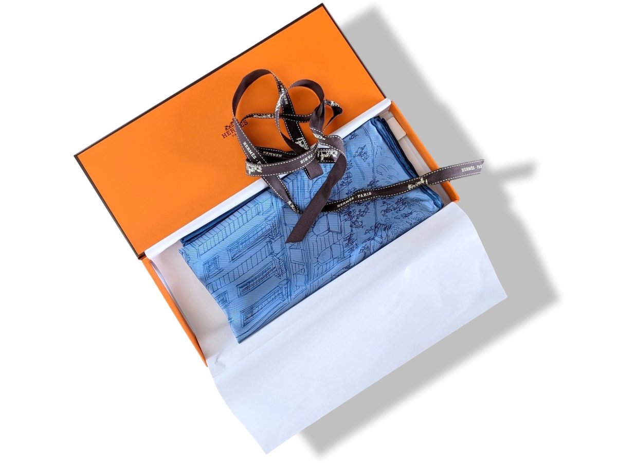 Hermes 2019 Bleu Azur/Bleu Jeans UN JARDIN SUR LE TOIT Gavroche Twill Carre 45 CM, BNWTIB!