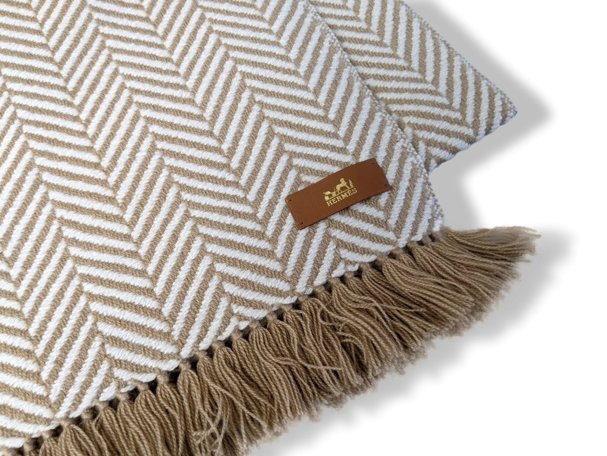 Hermes Camel/Ivoire Fringed 100% Cashmere ETOLE CHEVRON ARTISANALE Muffler Hand Woven in Nepal 70 x 200 cm, BNWT! - poupishop