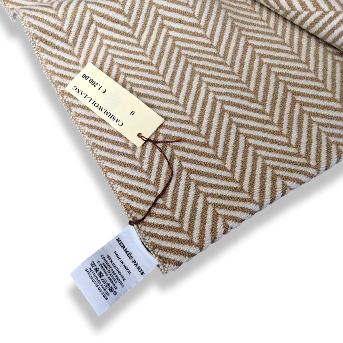 Hermes Camel/Ivoire Fringed 100% Cashmere ETOLE CHEVRON ARTISANALE Muffler Hand Woven in Nepal 70 x 200 cm, BNWT! - poupishop