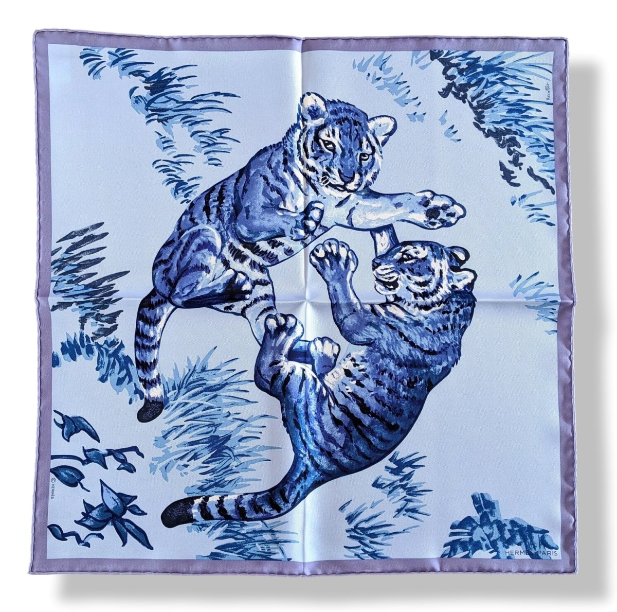 Hermes Ciel/Bleu Jean/Mauve LES TIGREAUX by Robert Dallet Gavroche Pochette Twill 45 cm, BNWT! - poupishop
