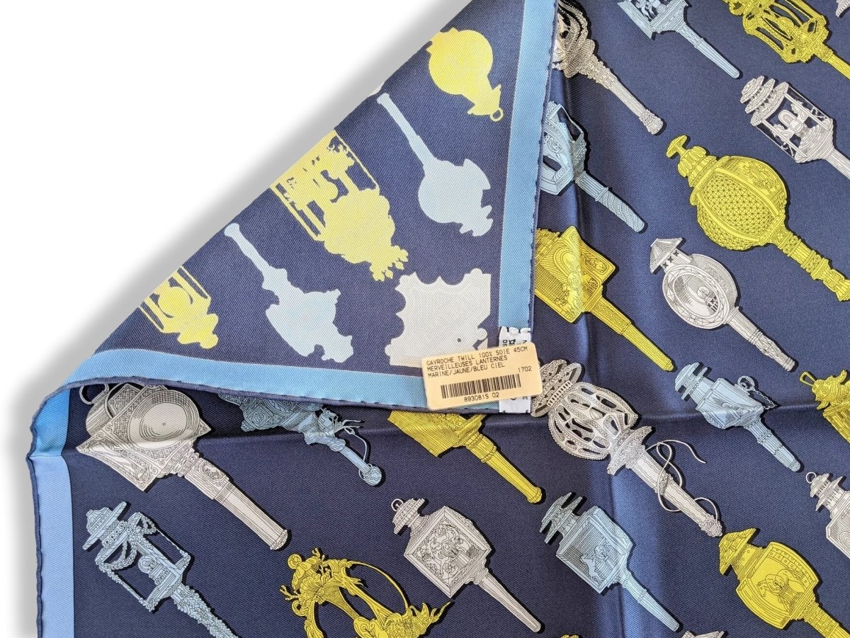 Hermes cw02 Marine/Jaune/Bleu Ciel MERVEILLEUSES LANTERNES Gavroche Twll Silk 45 cm, BNWT!