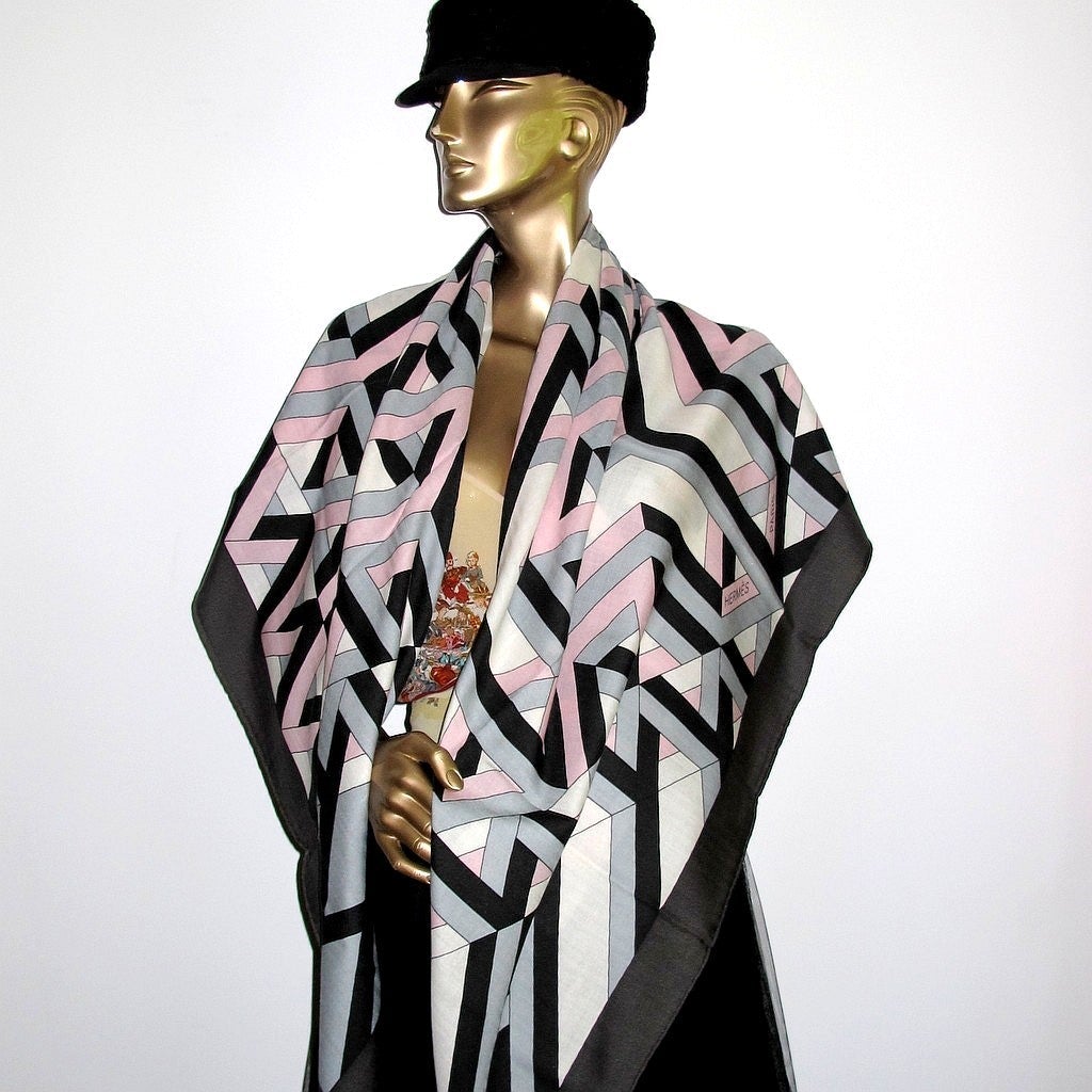 Hermes cw06 Anthracite/Blanc/Rose Carre Cube Cashmere Shawl 140, NWT - poupishop