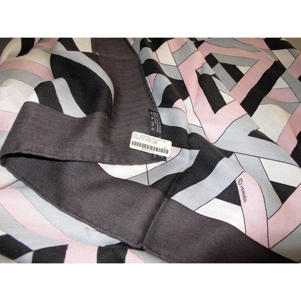 Hermes cw06 Anthracite/Blanc/Rose Carre Cube Cashmere Shawl 140, NWT - poupishop