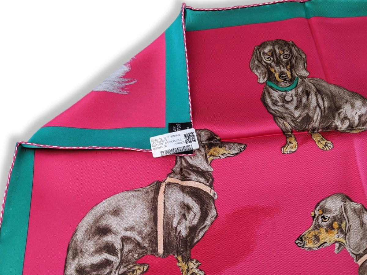 HERMES Fuchsia/Etoupe/Vert LES BASSETS Teckel by Xavier de Poret Printed Silk 70, BNWT! - poupishop