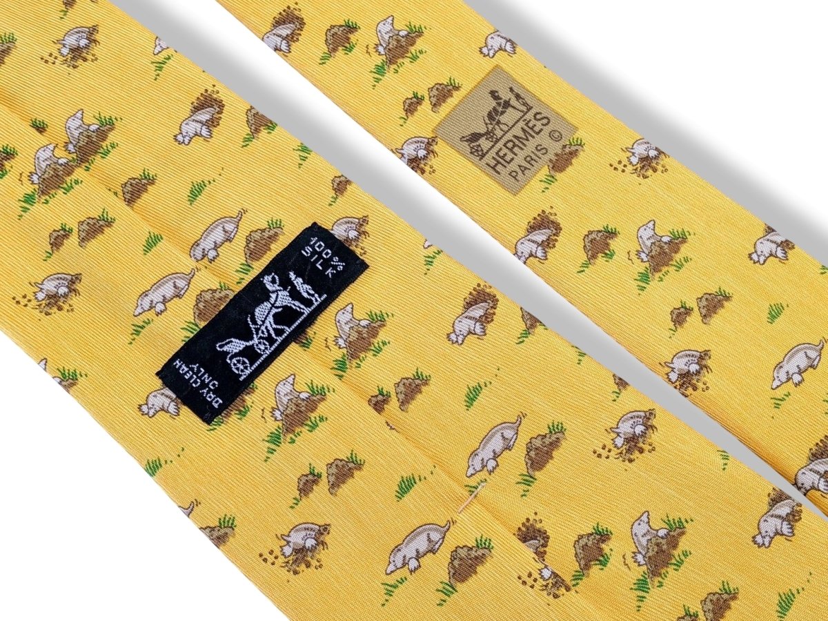 Hermes Jaune/Beige Clair/Brun TAUPES Moles Twill Silk Tie 9,1cm, New in Transparent Pochette!. - poupishop