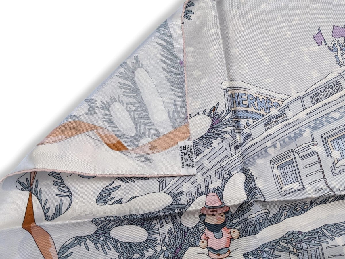 Hermes Light Pink, Pearl Grey Noel au 24 Faubourg Twill Gavroche 45 cm, Rare in Box! - poupishop