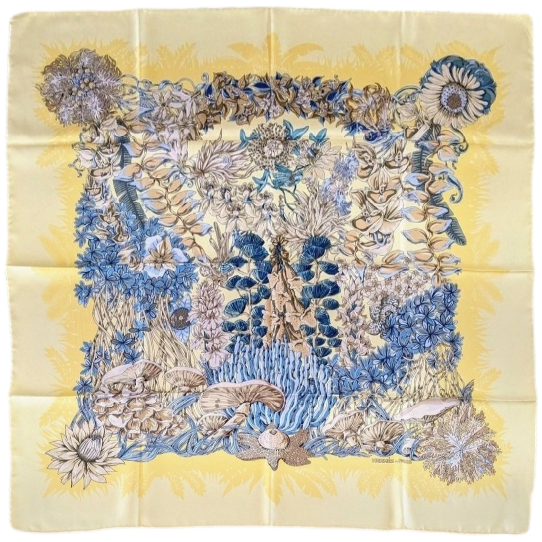 Produits Hermes 1998 Jaune/Bleu/Jaune Pâle L'ILE DESERTE by Annie Faivre Twill Carre 90cm