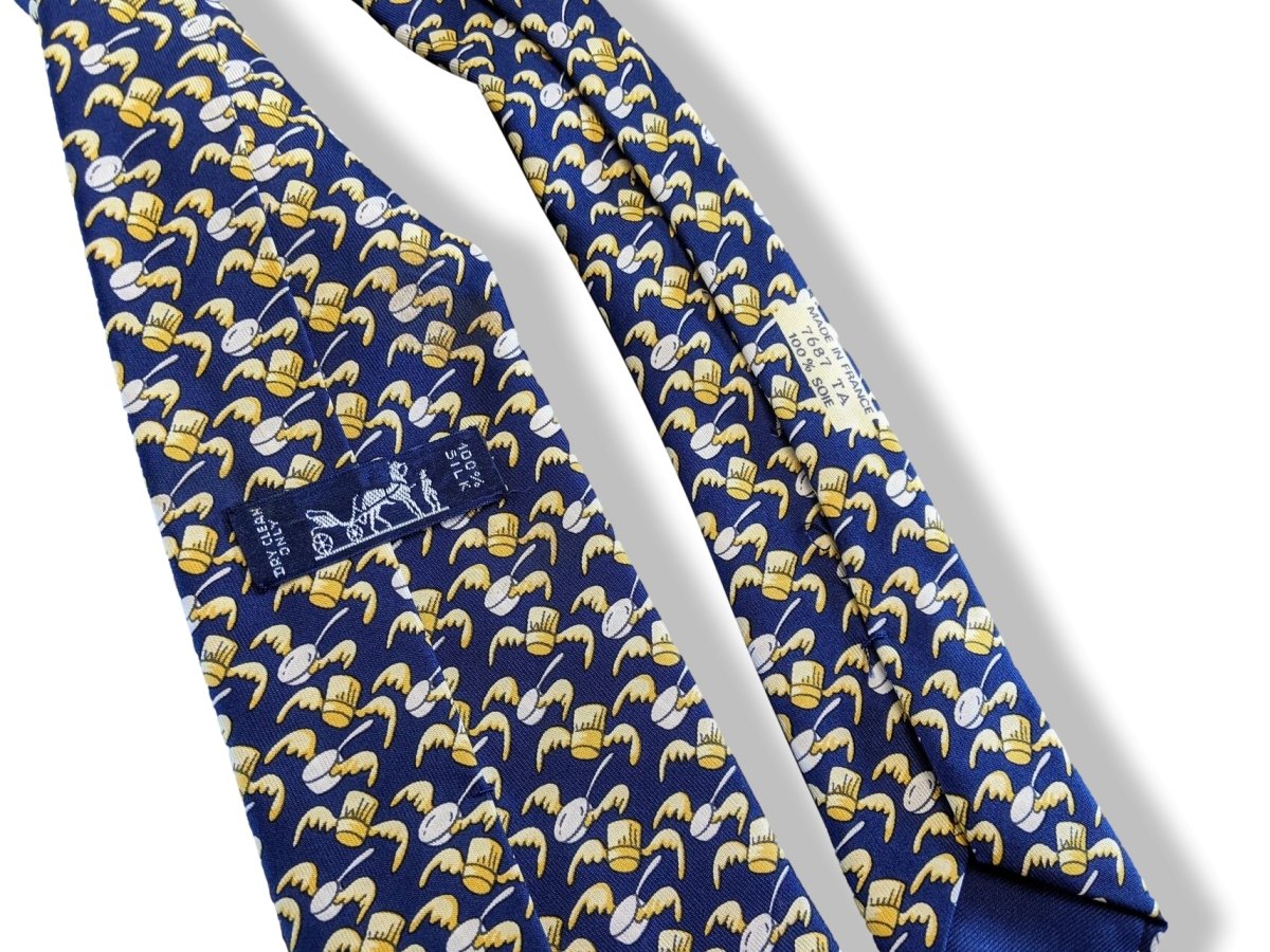 Hermes Marine/Or Limited Special Issue Casque Aile Print Twill Silk Tie 9,5 cm, New in Box! - poupishop