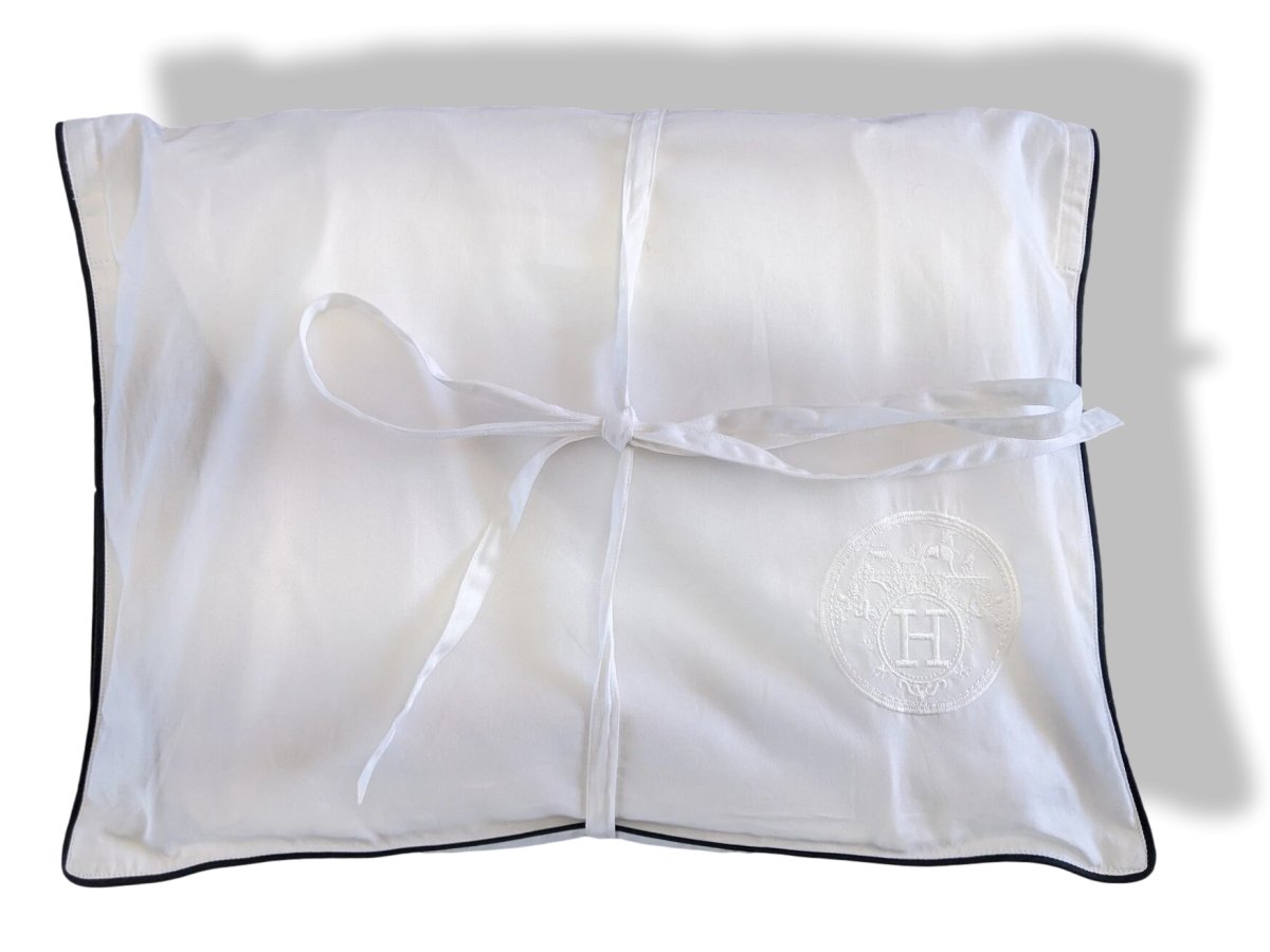 Hermes Men's Blanc/Blanc/Marine Popeline de Coton Pajamas with Embroidered Travel Pochette, BNEW! - poupishop
