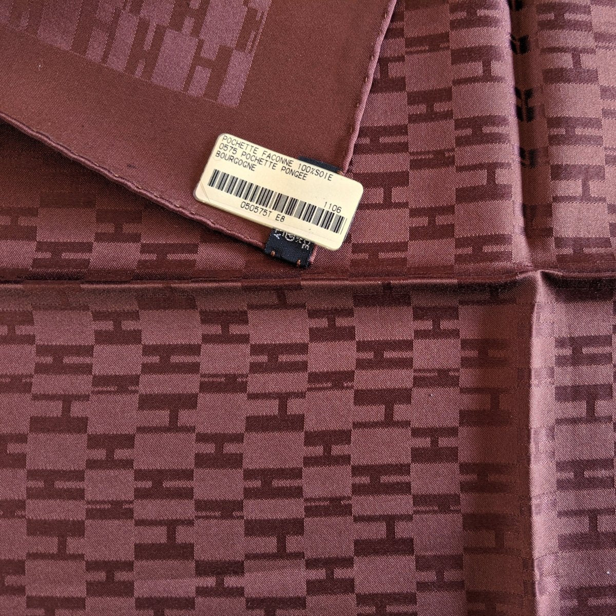 Hermes Men's Pochette Pongee Bourgogne FACONNEE GRAND H Jacquard Silk Pocket Carre 45cm, BNWT! - poupishop