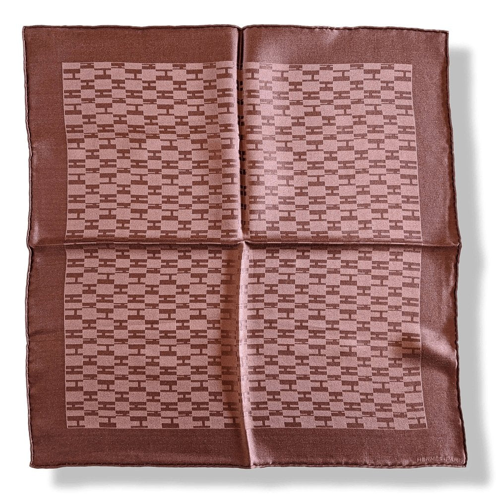 Hermes Men's Pochette Pongee Bourgogne FACONNEE GRAND H Jacquard Silk Pocket Carre 45cm, BNWT! - poupishop
