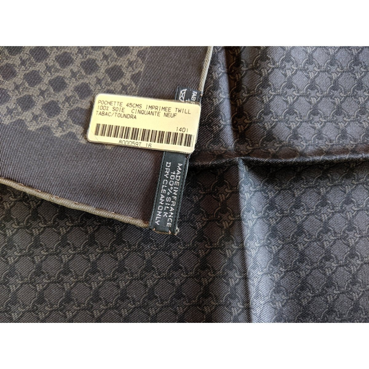 Hermes Men's Pochette Tobacco Toundra CINQUANTE NEUF Twill Pocket Carre 45cm, BNWT! - poupishop
