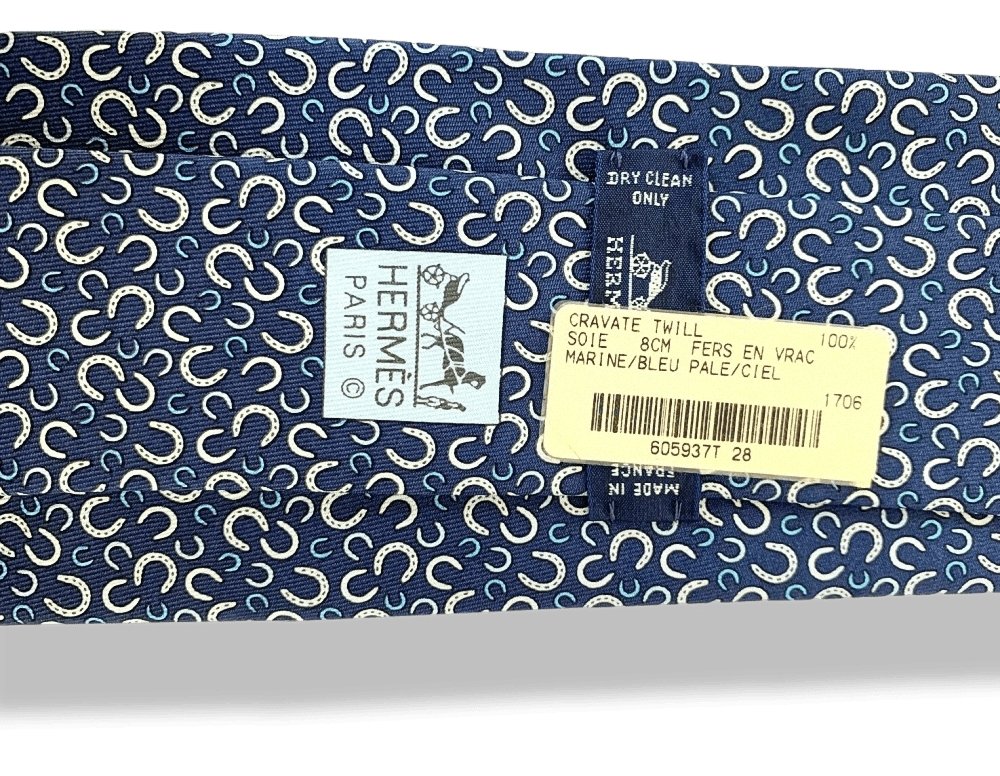 Hermes Navy Pale Blue Sky Horseshoes FERS EN VRAC Twill Silk Tie, NWT in Pochette! - poupishop