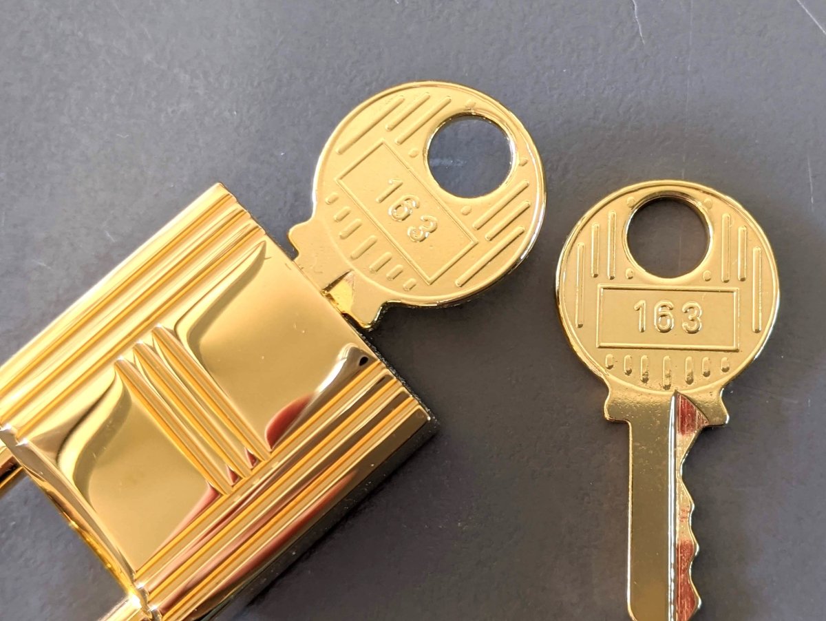 Hermes Plated Gold CADENAS Key Lock 2 KEYS Nr 163 for Birkin Kelly, New and Perfect in Pochette! - poupishop