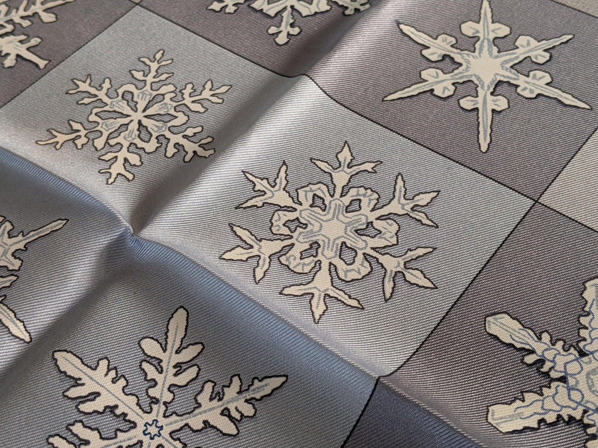 HERMES FEUX DE L'HIVER 1999 Anthracite with Blanc Matte Overlay Twill Silk Carre 90 x 90 cm