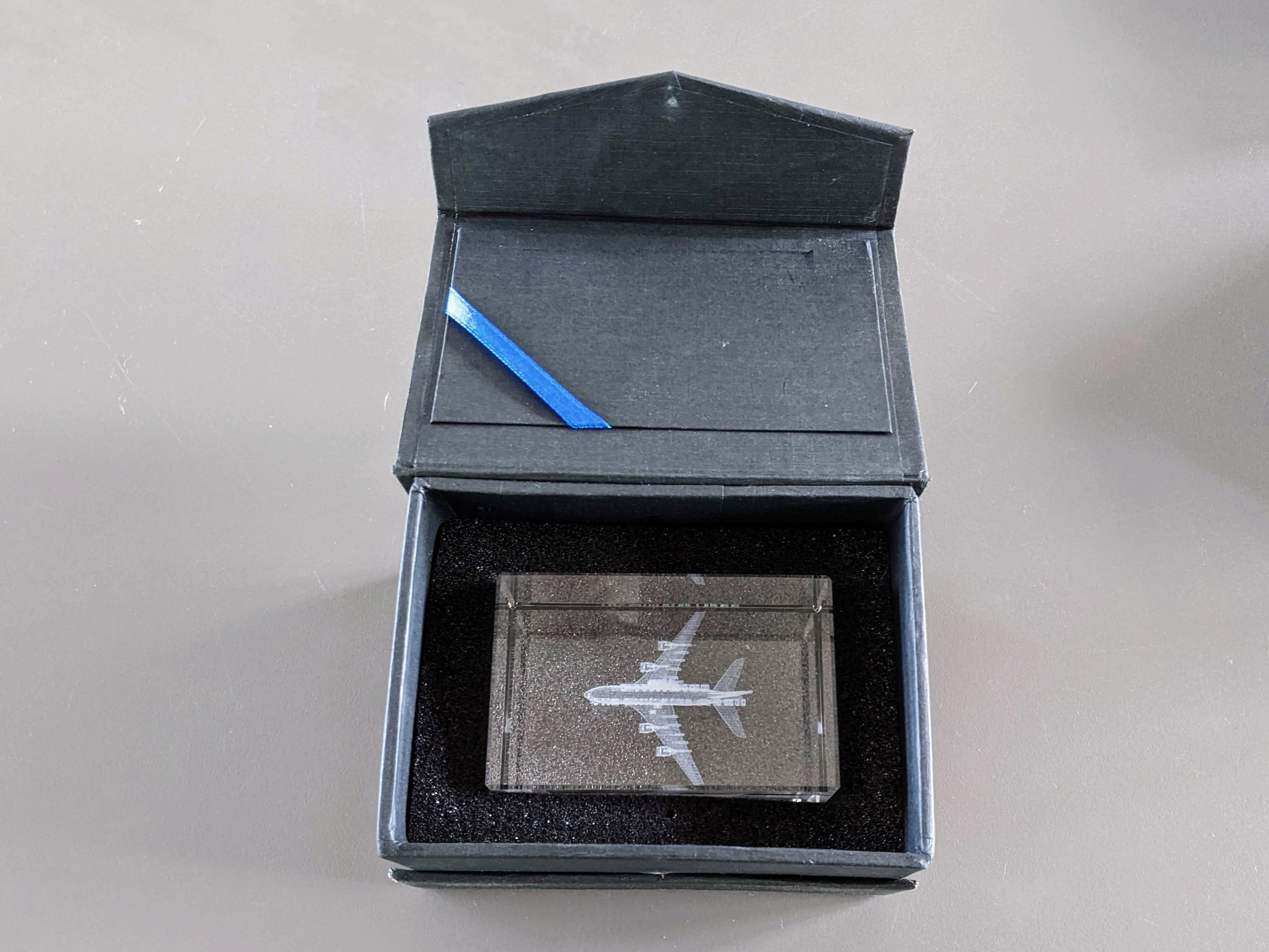 EMIRATES First Class VIP Crystal Paperweight - Presse Papier Cristal, New in Box!