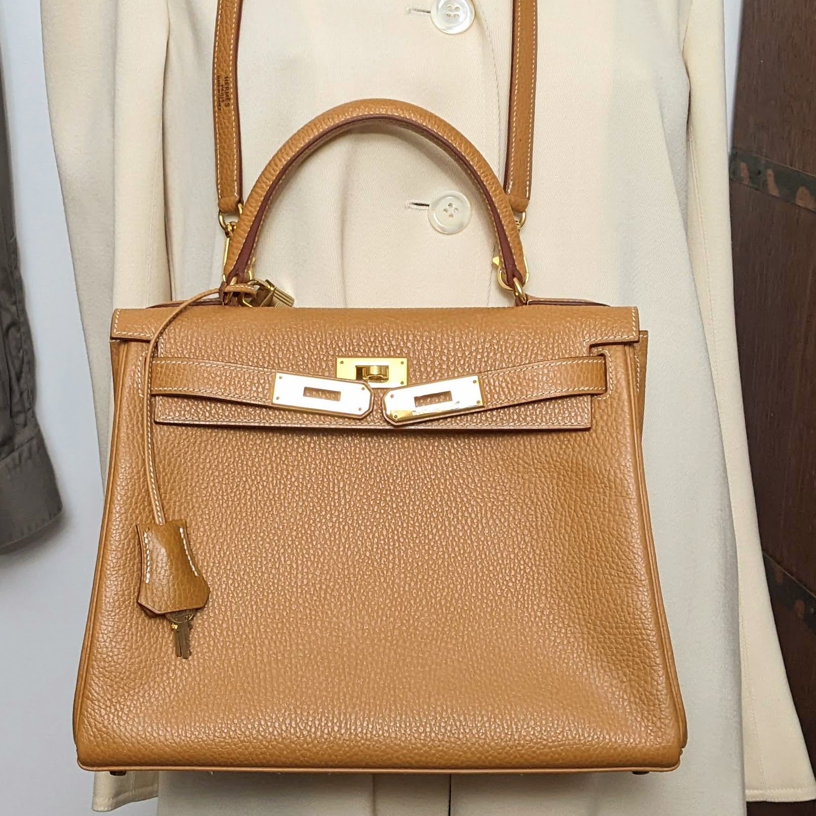 HERMES 1997 KELLY 28 Gold Grained Calfskin (Likely Togo) GHW Excellent Condition Rare A20240400