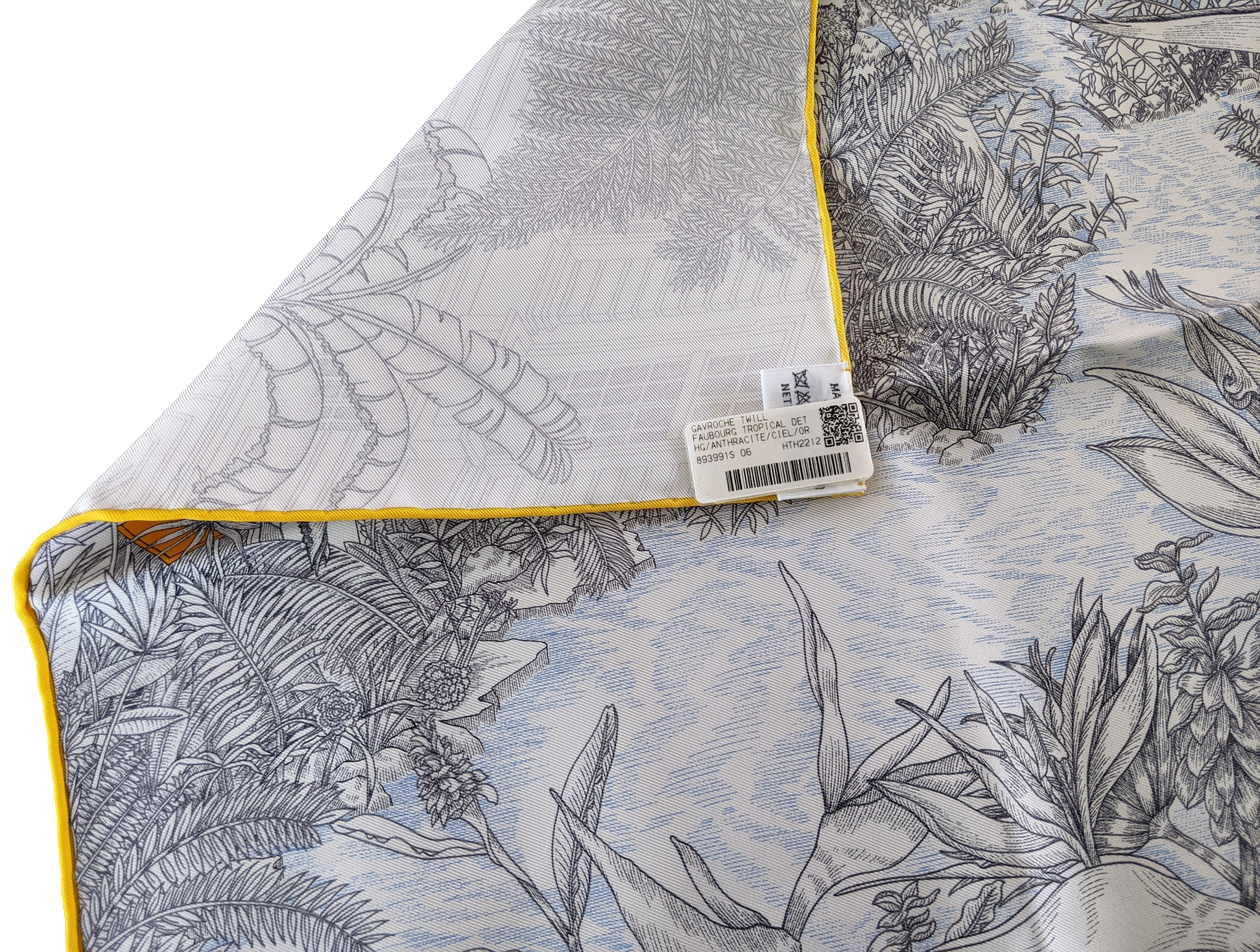 HERMES FAUBOURG TROPICAL DETAIL Twill Silk Gavroche 45 x 45 cm