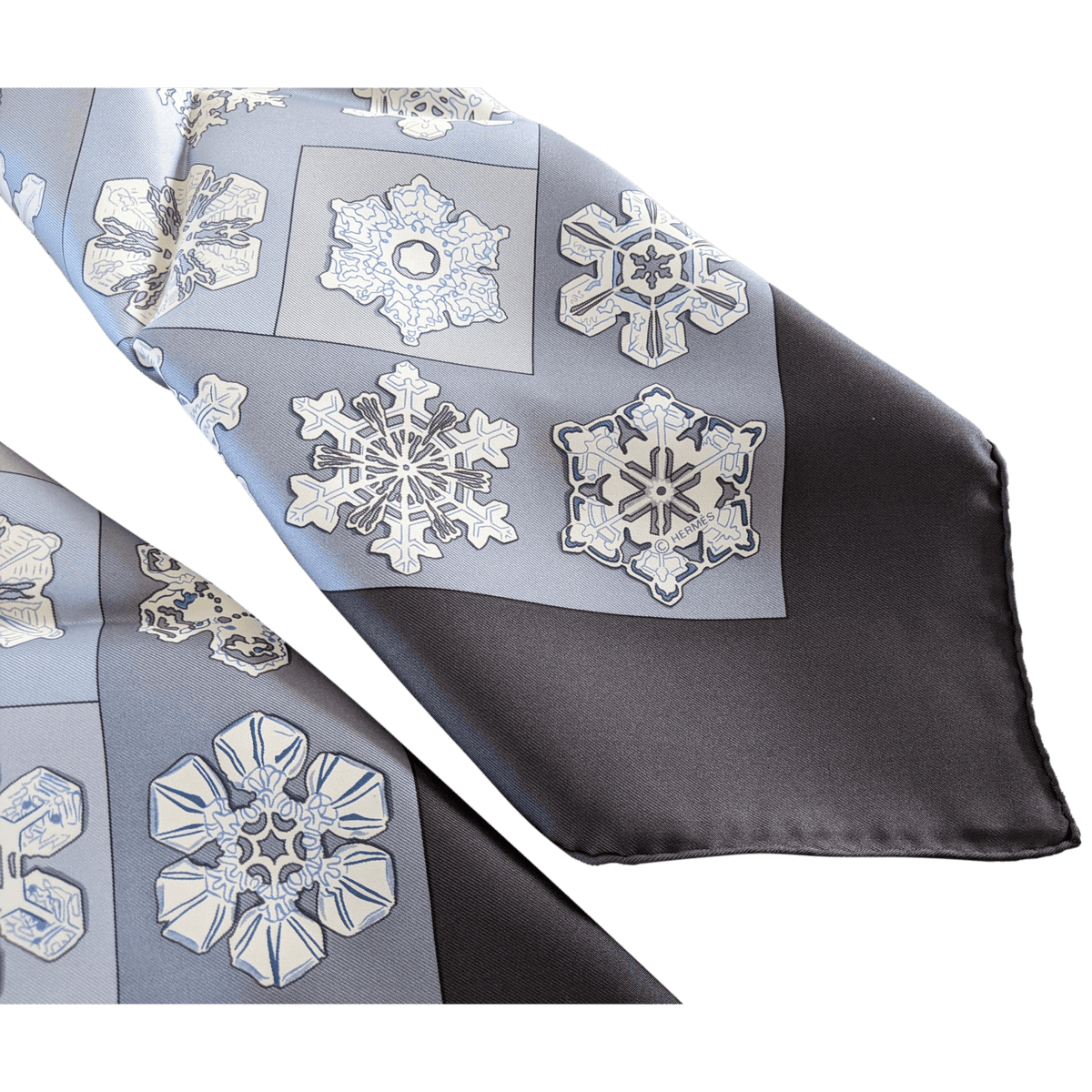 HERMES FEUX DE L'HIVER 1999 Anthracite with Blanc Matte Overlay Twill Silk Carre 90 x 90 cm