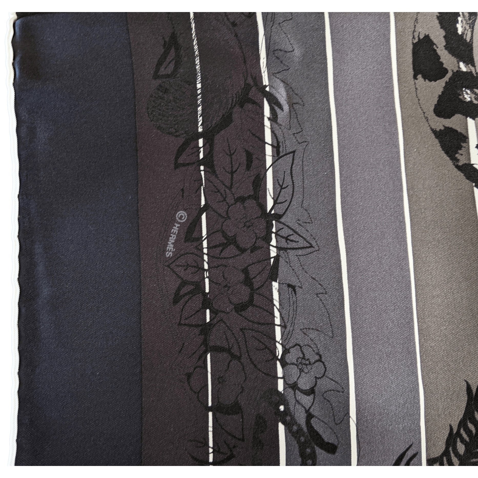 HEMRES 2019 Noir/Gris/Banc Jungle Love Rainbow by Robert Dallet Twill 90 x 90 cm