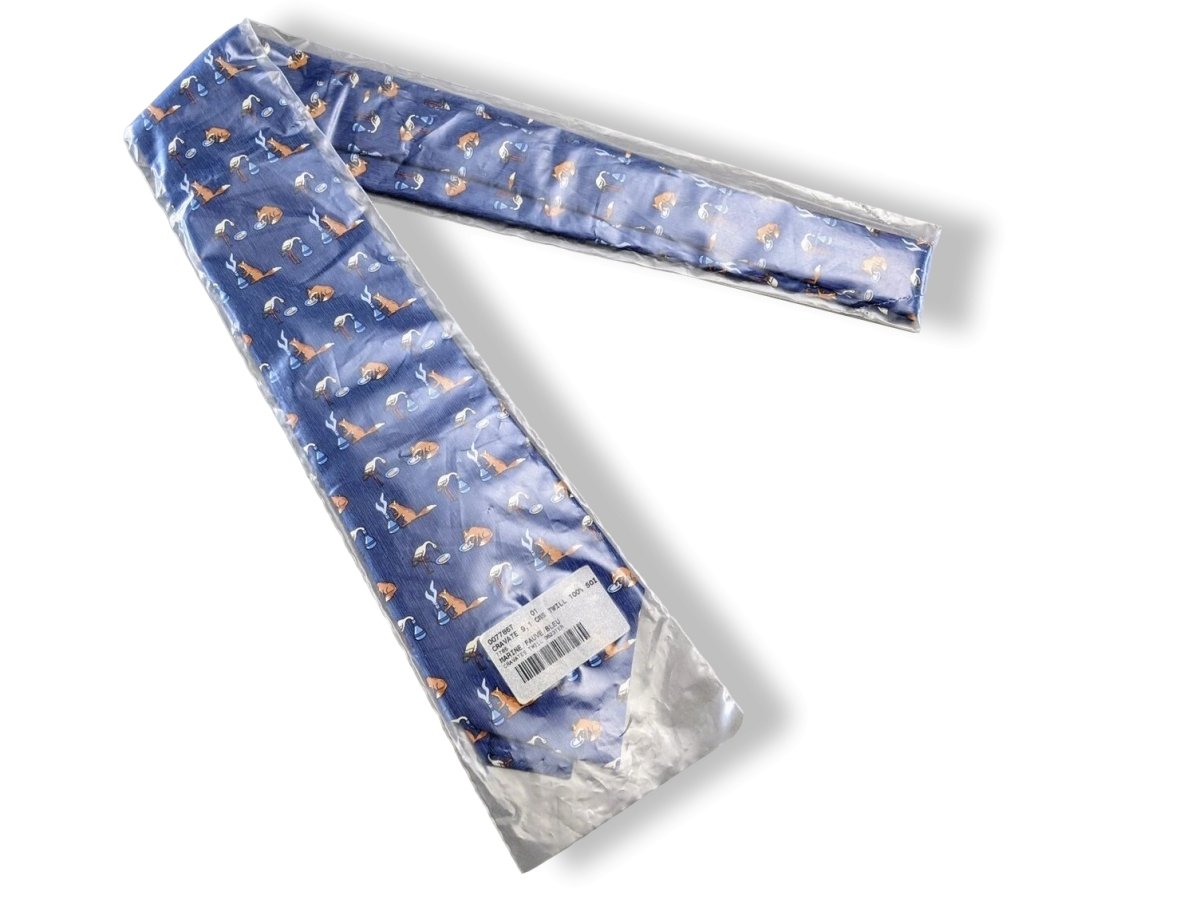 Hermes Marine/Fauve/Bleu LE RENARD ET LA CIGOGNE fox and stork Twill Silk Tie 9,1cm, New in Transparent Pochette!. - poupishop