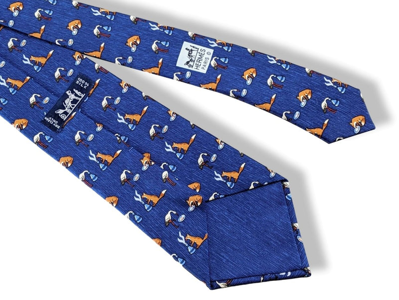 Hermes Marine/Fauve/Bleu LE RENARD ET LA CIGOGNE fox and stork Twill Silk Tie 9,1cm, New in Transparent Pochette!. - poupishop