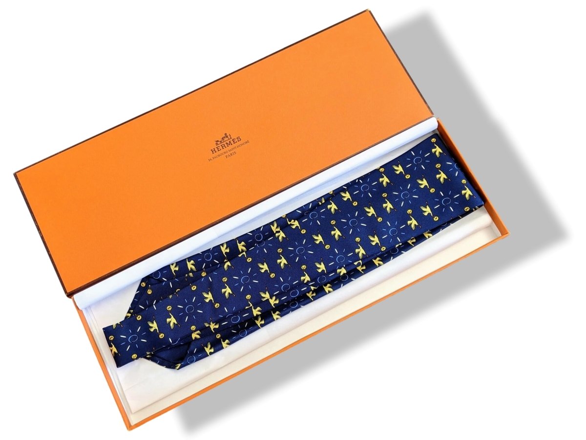 Hermes Navy Limited Special Issued for Invesco STORK BRINGING YOU MONEY Print Twill Silk Tie 9,5 cm, New in Box! - poupishop
