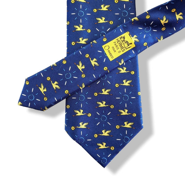 Hermes Navy Limited Special Issued for Invesco STORK BRINGING YOU MONEY Print Twill Silk Tie 9,5 cm, New in Box! - poupishop