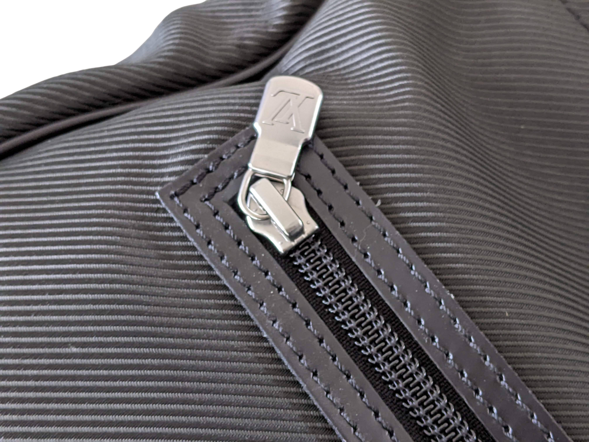 Louis Vuitton Noir/Vert Taiga Leather Brushed Metal " Portable Gibeciere " Garment Travel Bag GM