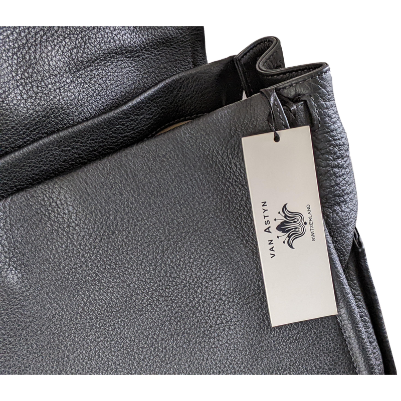 Produits Van Astyn Noir Grained Calfskin Courrier Messenger Bag GM 38 cm,