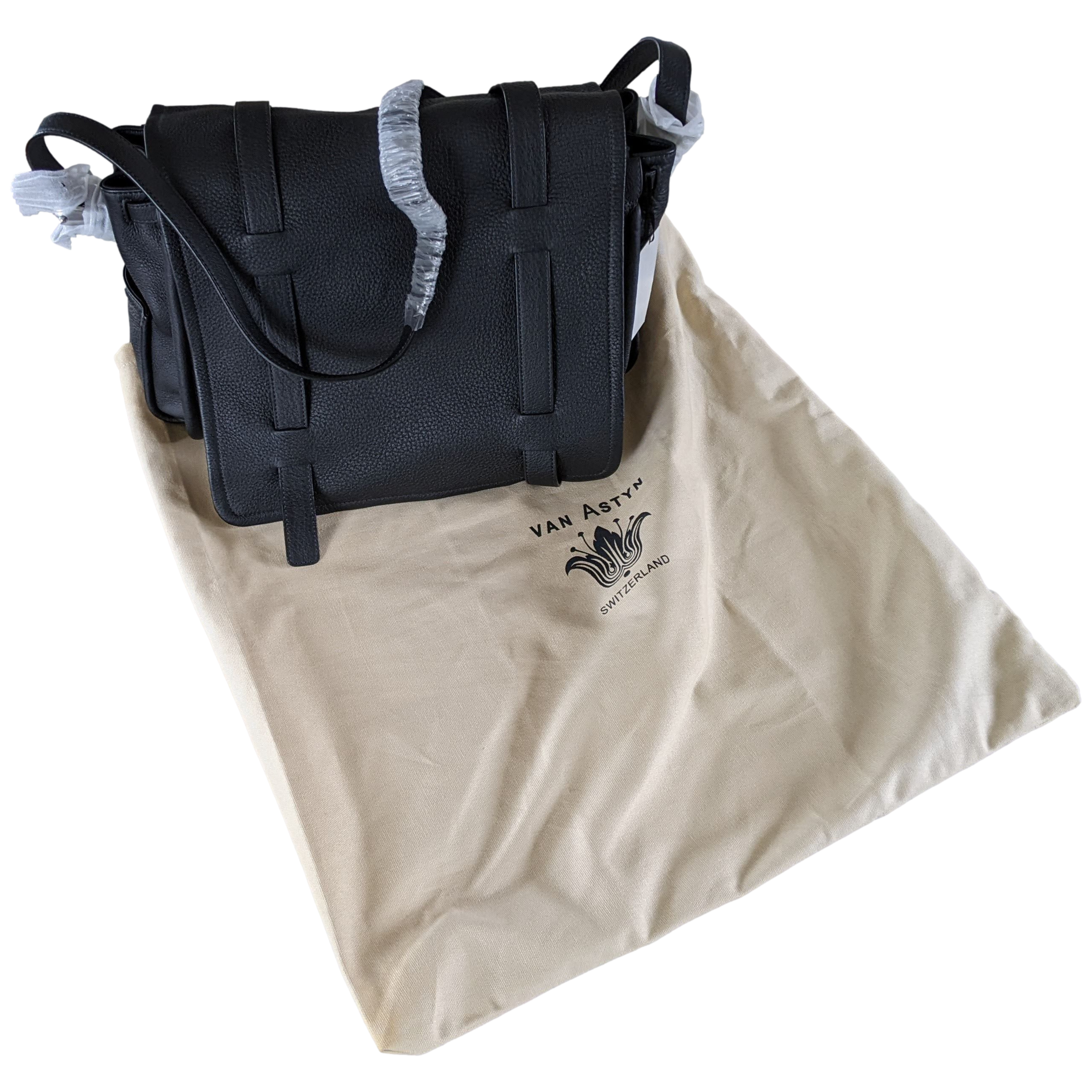 Produits Van Astyn Noir Grained Calfskin Courrier Messenger Bag GM 38 cm,