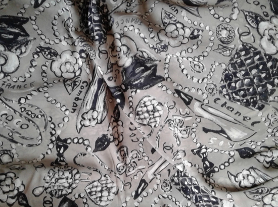 Chanel SS 1993 GrIs/Blanc "Cambon" Crepe of Silk Fabric 140 x 300 cm, RARE!
