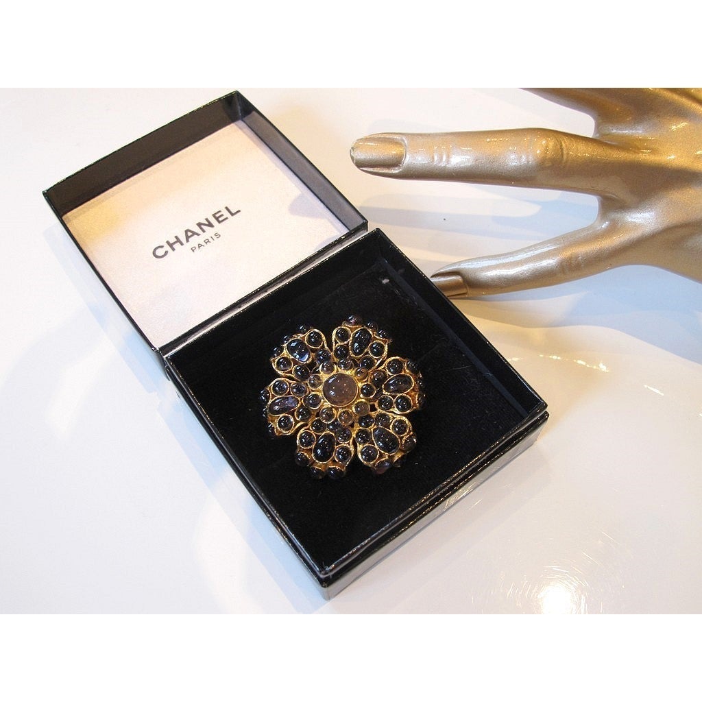 Chanel 1980s Purple Camelia Poured Glass Gripoix Cabochon Brooch - poupishop